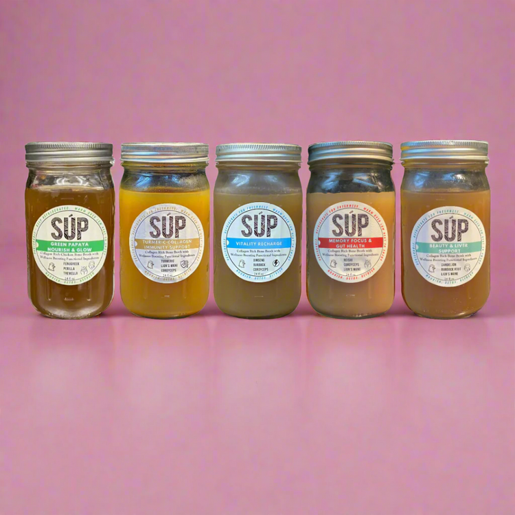 Five jars of Súp Wellness 3-Day Detox Cleanse bone broths on a pink background
